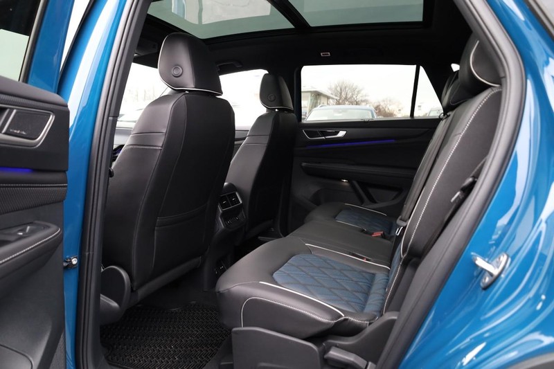 Volkswagen Atlas Cross Sport Vehicle Image 25