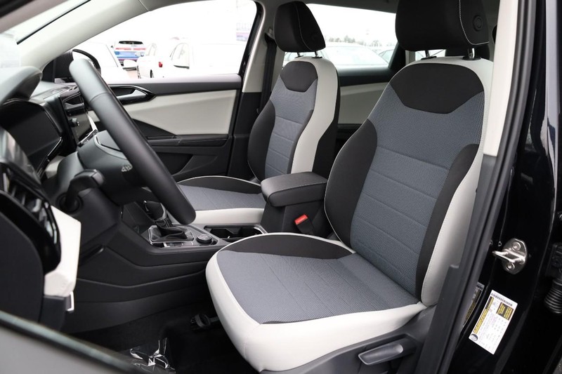Volkswagen Taos Vehicle Image 09