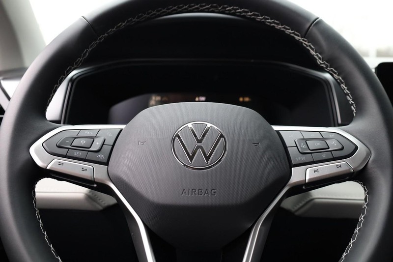 Volkswagen Taos Vehicle Image 10