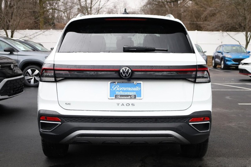 Volkswagen Taos Vehicle Image 06