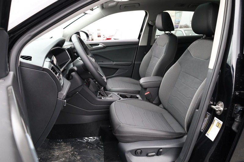 Volkswagen Taos Vehicle Image 09