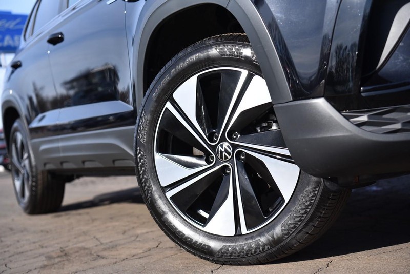 Volkswagen Taos Vehicle Image 03