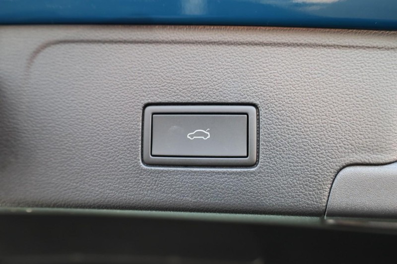 Volkswagen Atlas Cross Sport Vehicle Image 09