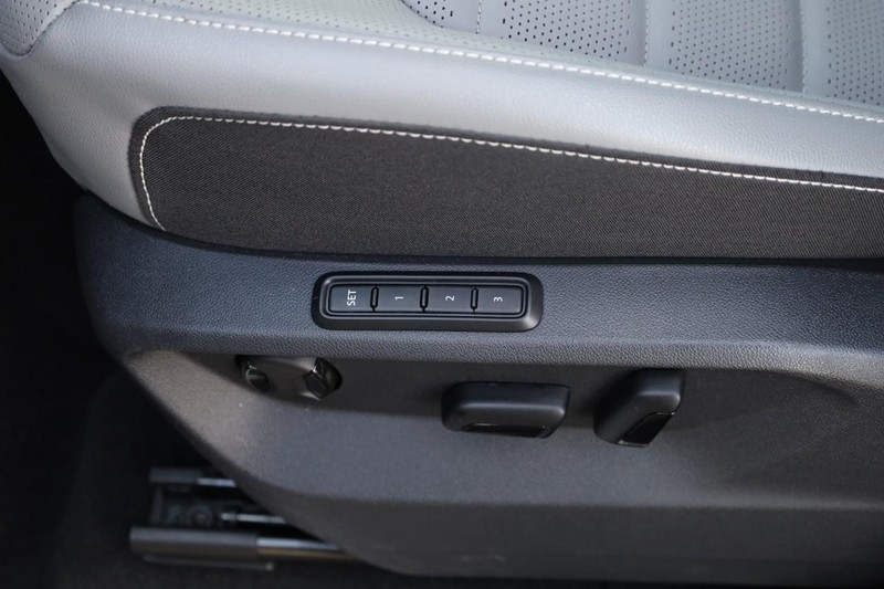 Volkswagen Atlas Cross Sport Vehicle Image 11