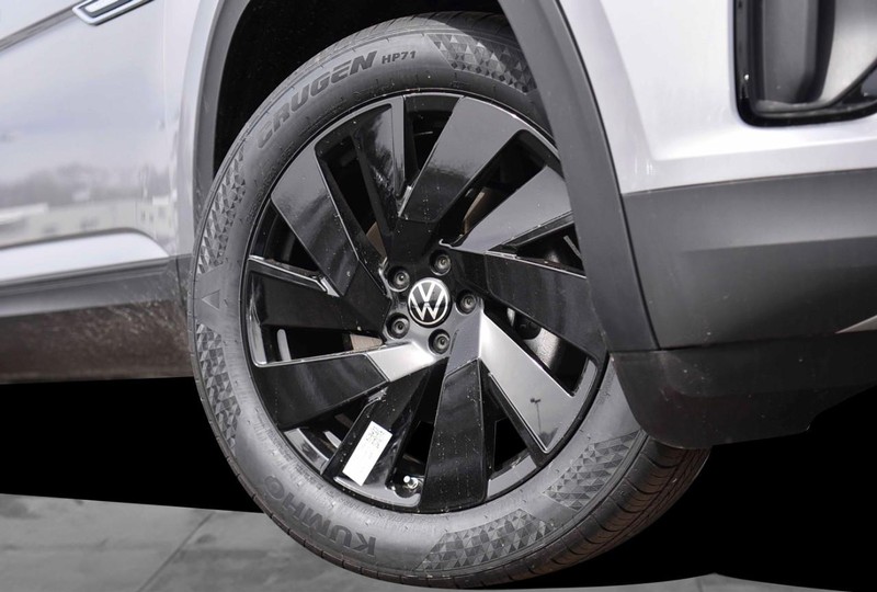 Volkswagen Atlas Cross Sport Vehicle Image 03