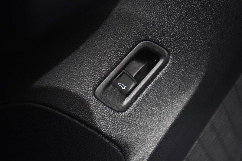 Volkswagen Atlas Cross Sport Vehicle Image 09