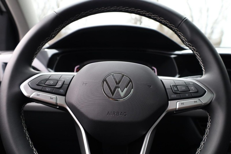 Volkswagen Taos Vehicle Image 12