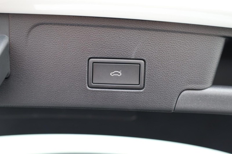 Volkswagen Atlas Cross Sport Vehicle Image 09