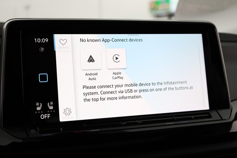 Volkswagen Atlas Cross Sport Vehicle Image 16