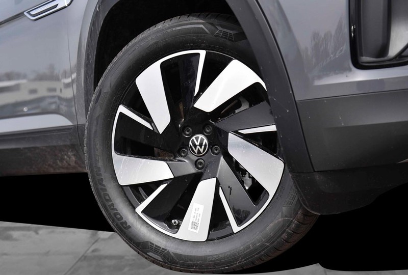 Volkswagen Atlas Cross Sport Vehicle Image 03