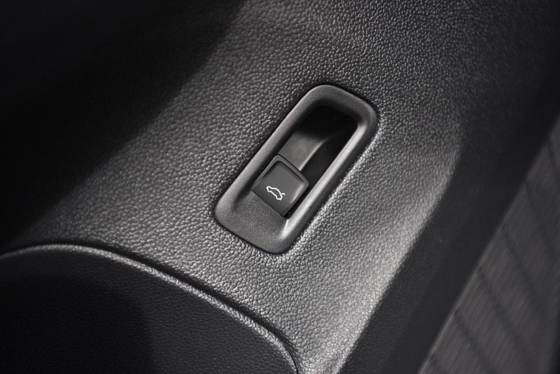 Volkswagen Atlas Cross Sport Vehicle Image 09