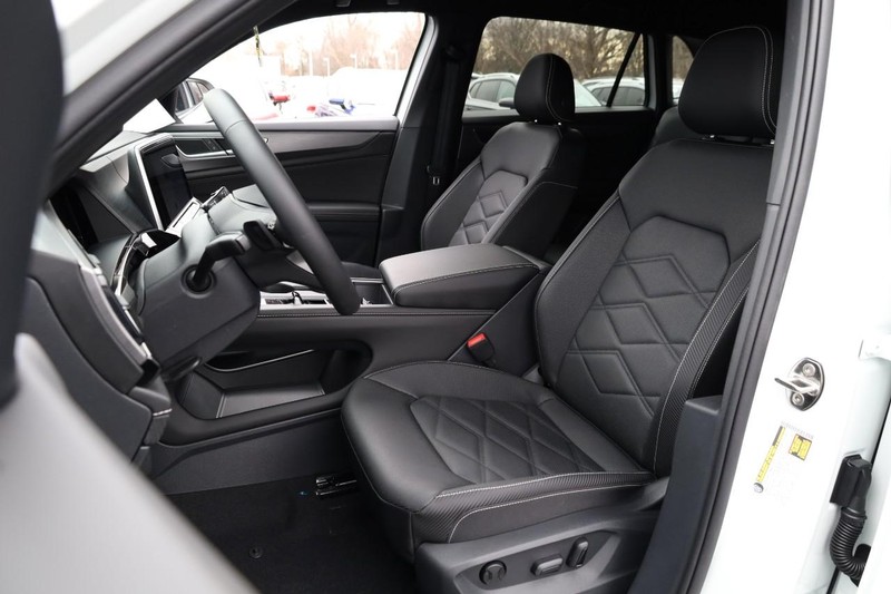 Volkswagen Atlas Cross Sport Vehicle Image 09