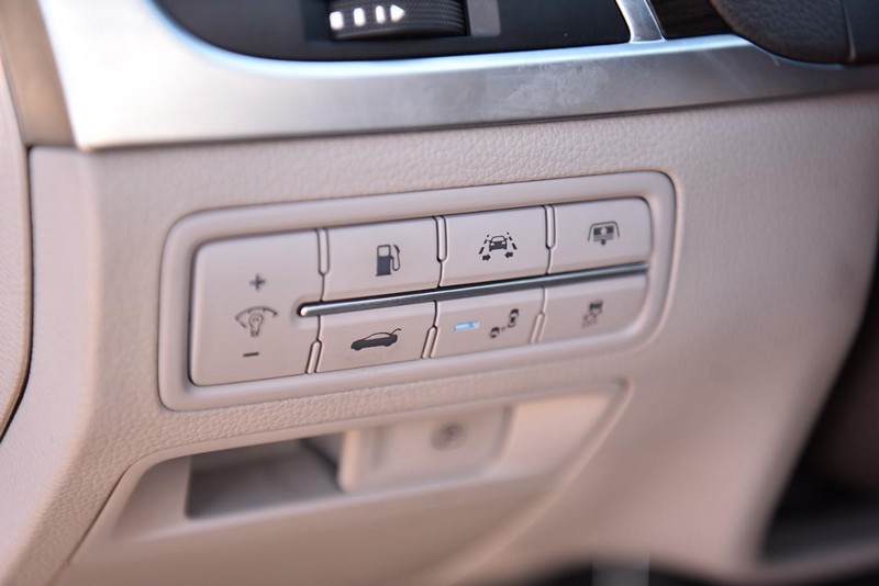 Genesis G80 Vehicle Image 12