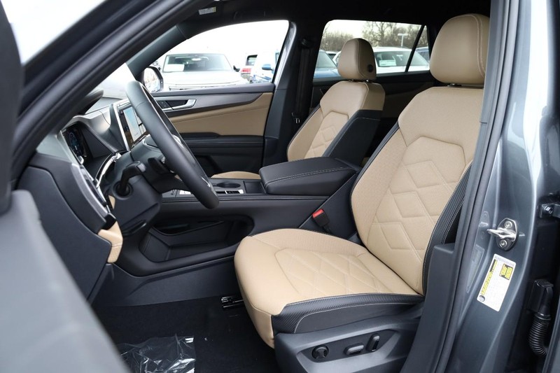 Volkswagen Atlas Cross Sport Vehicle Image 09
