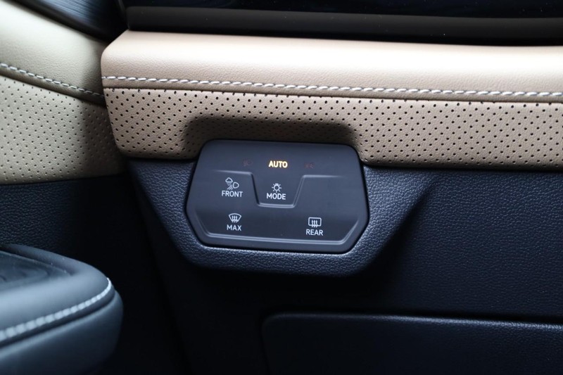 Volkswagen Atlas Cross Sport Vehicle Image 18