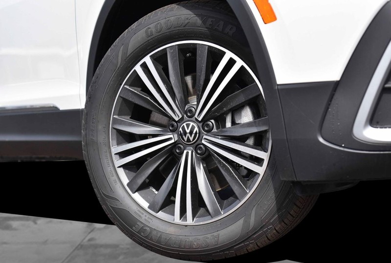 Volkswagen Tiguan Vehicle Image 03