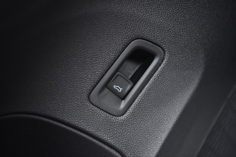 Volkswagen Atlas Cross Sport Vehicle Image 09
