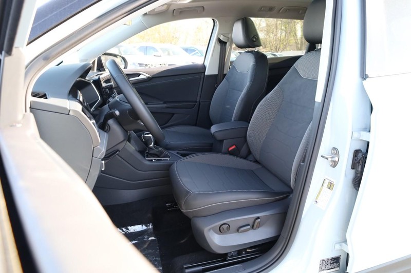 Volkswagen Taos Vehicle Image 08