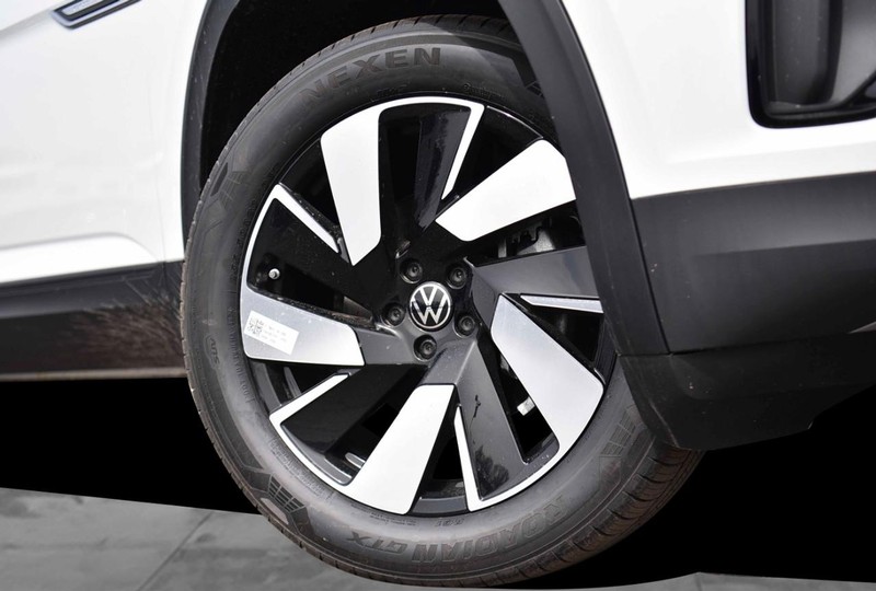 Volkswagen Atlas Cross Sport Vehicle Image 03