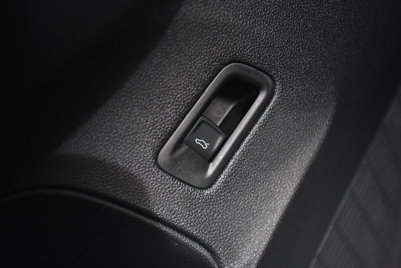Volkswagen Atlas Cross Sport Vehicle Image 09