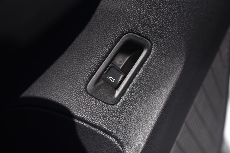 Volkswagen Atlas Cross Sport Vehicle Image 09