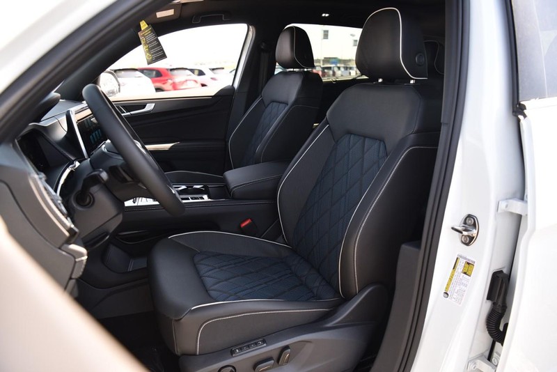 Volkswagen Atlas Cross Sport Vehicle Image 19