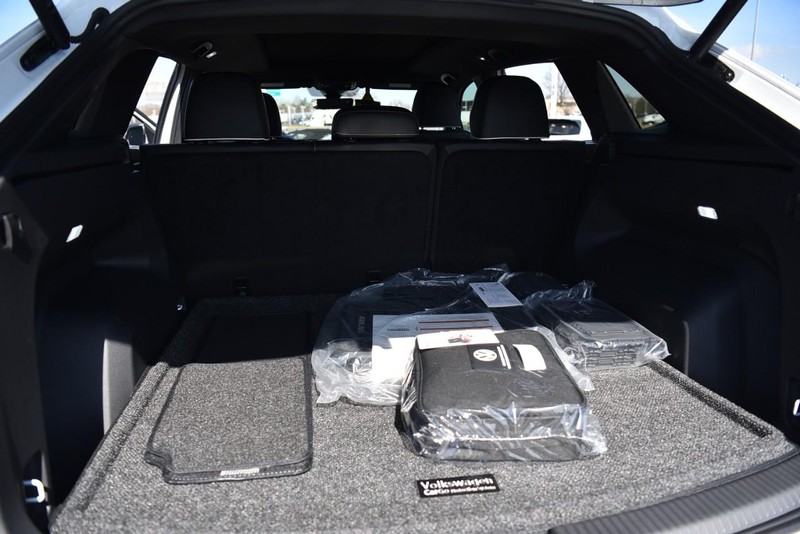 Volkswagen Atlas Cross Sport Vehicle Image 25