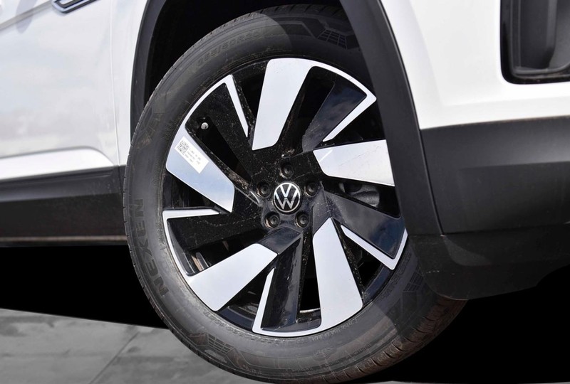 Volkswagen Atlas Cross Sport Vehicle Image 03