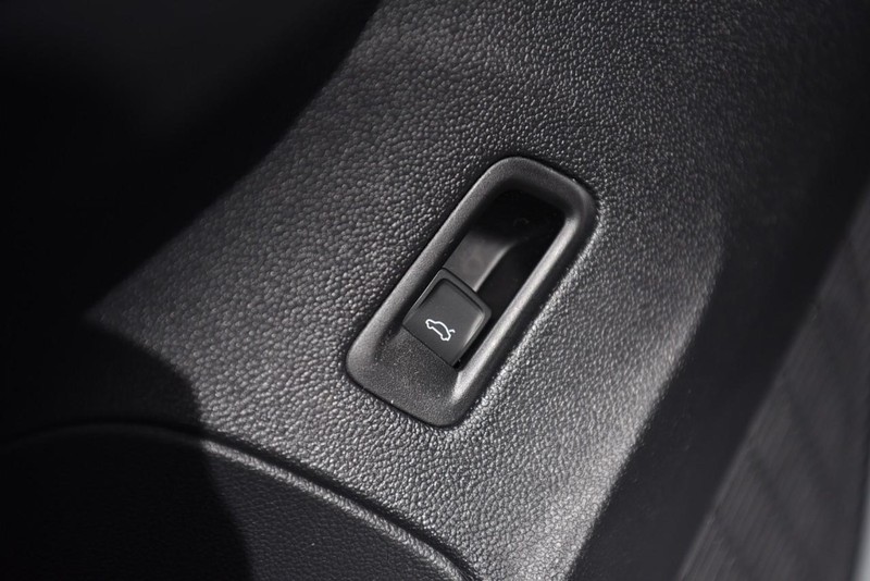 Volkswagen Atlas Cross Sport Vehicle Image 09