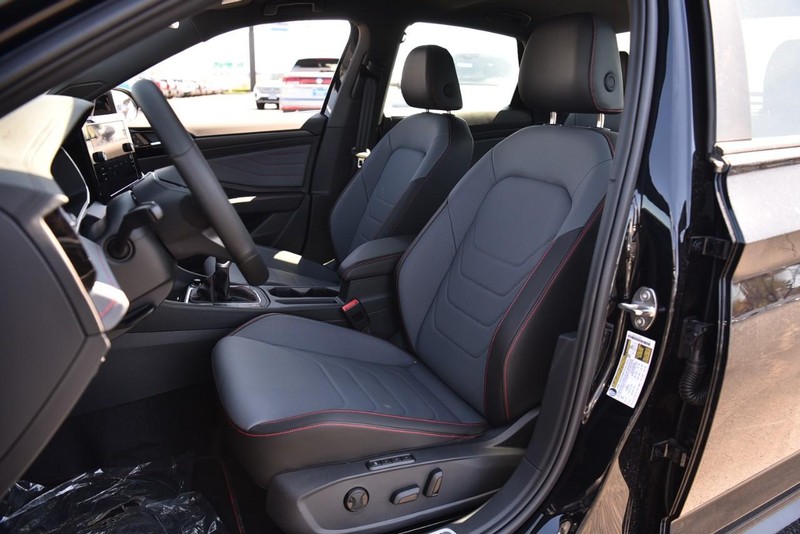 Volkswagen Jetta GLI Vehicle Image 21
