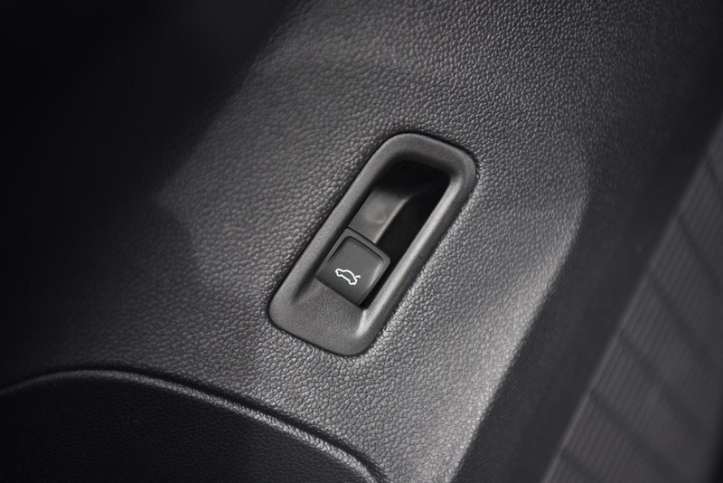 Volkswagen Atlas Cross Sport Vehicle Image 09