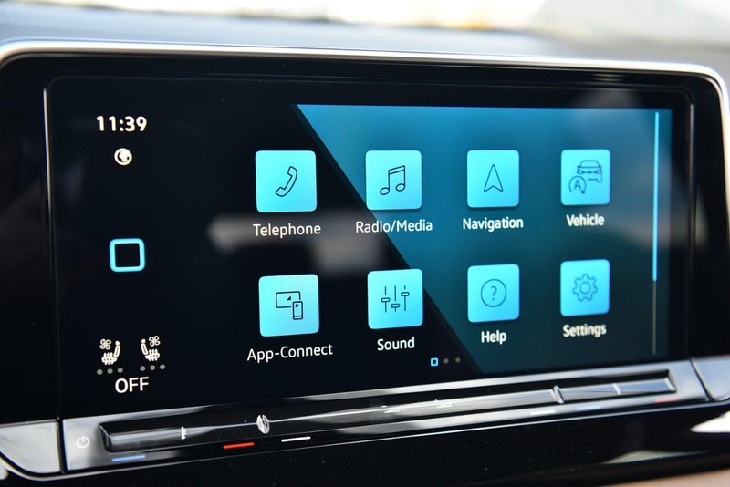 Volkswagen Atlas Cross Sport Vehicle Image 16