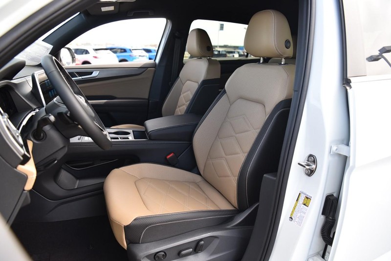 Volkswagen Atlas Cross Sport Vehicle Image 18