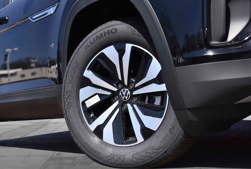 Volkswagen Atlas Cross Sport Vehicle Image 03