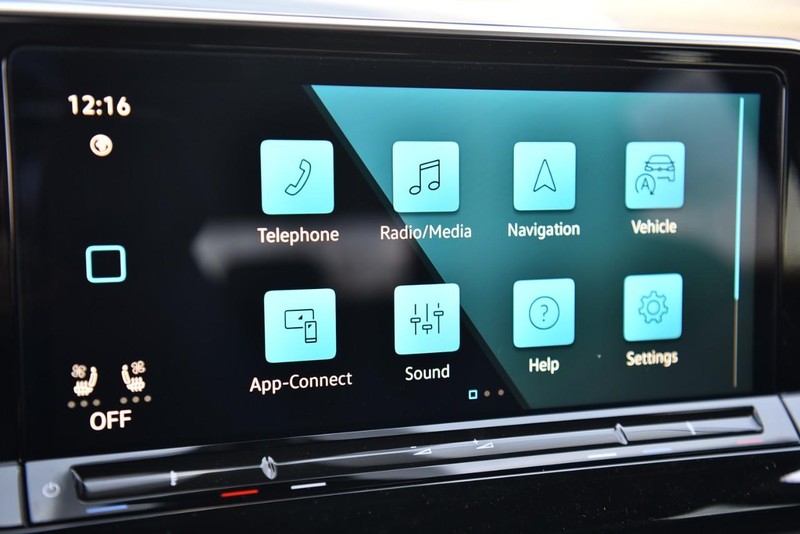 Volkswagen Atlas Cross Sport Vehicle Image 16