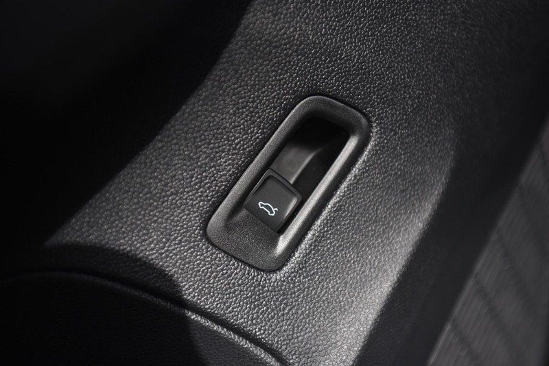 Volkswagen Atlas Cross Sport Vehicle Image 09