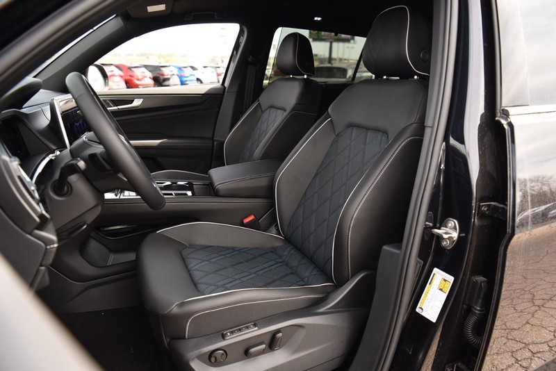 Volkswagen Atlas Cross Sport Vehicle Image 19
