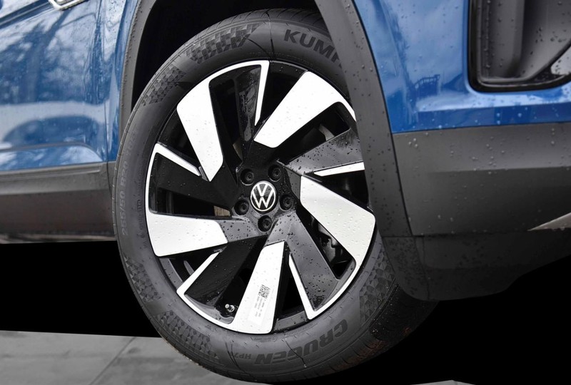 Volkswagen Atlas Cross Sport Vehicle Image 03