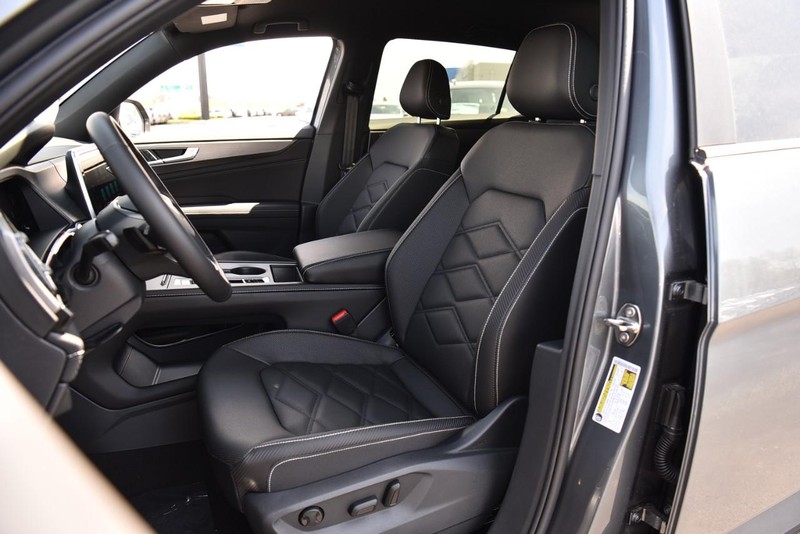Volkswagen Atlas Cross Sport Vehicle Image 19