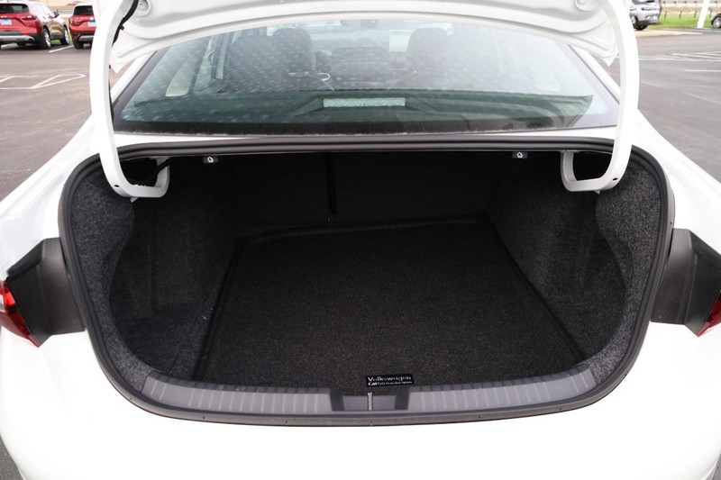 Volkswagen Jetta Vehicle Image 08