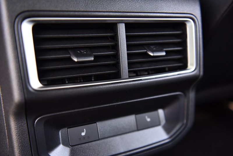 Volkswagen Atlas Cross Sport Vehicle Image 23