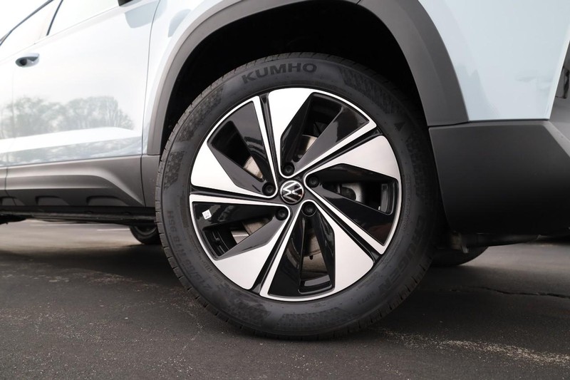 Volkswagen Taos Vehicle Image 04
