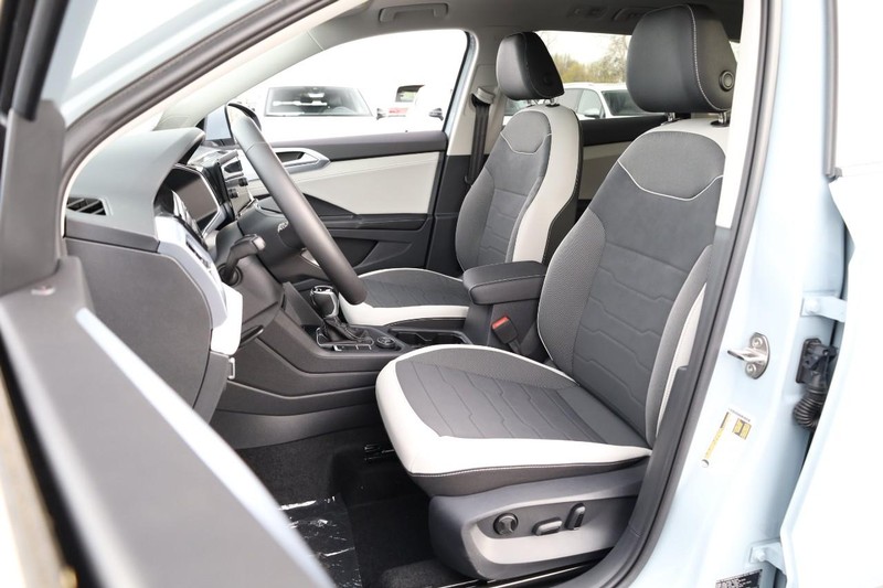 Volkswagen Taos Vehicle Image 11