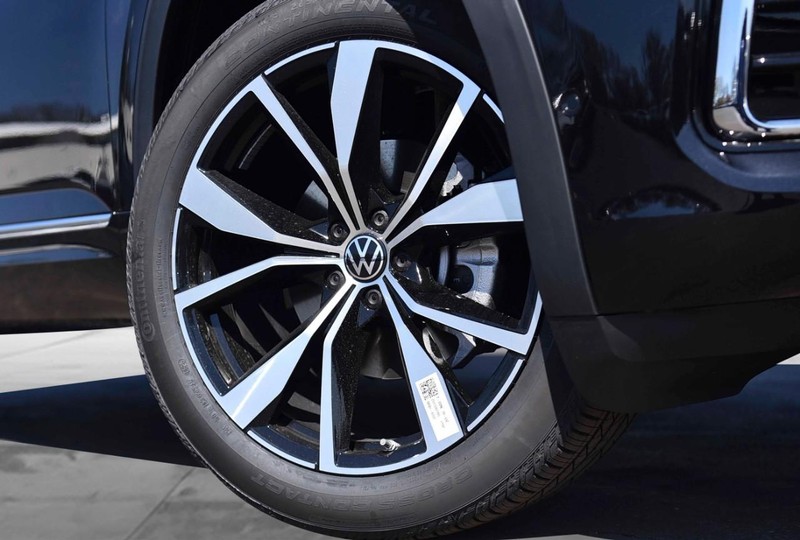Volkswagen Atlas Cross Sport Vehicle Image 03