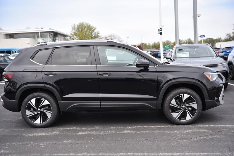 Volkswagen Taos Vehicle Image 05