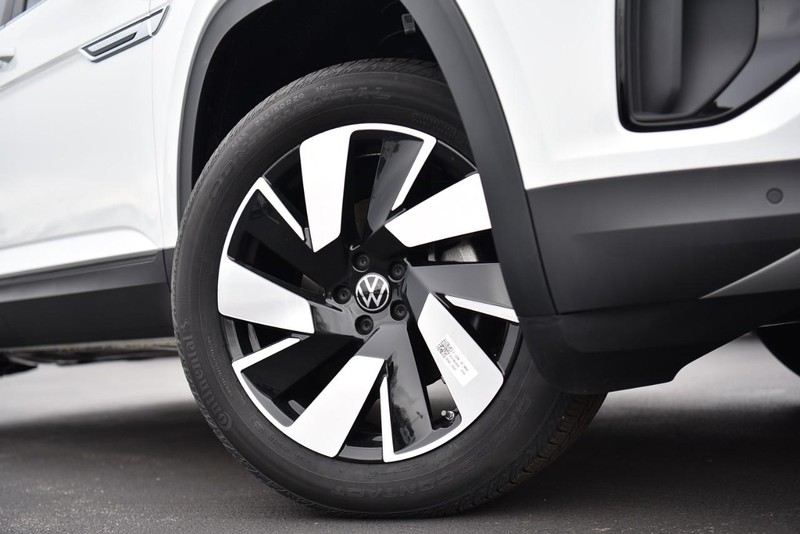 Volkswagen Atlas Cross Sport Vehicle Image 03