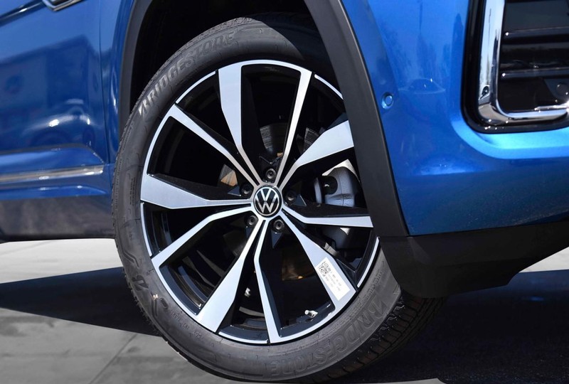 Volkswagen Atlas Cross Sport Vehicle Image 03