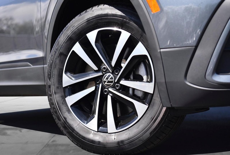 Volkswagen Tiguan Vehicle Image 03