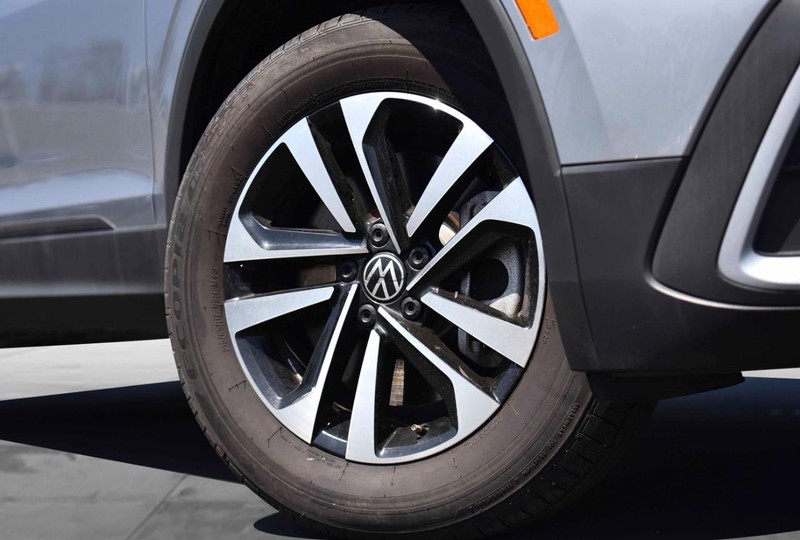 Volkswagen Tiguan Vehicle Image 03