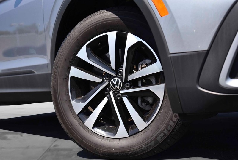 Volkswagen Tiguan Vehicle Image 03